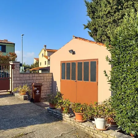 Small House Near The Sea * Pola
