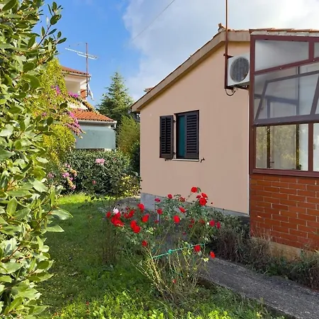 Semesterbostad Small House Near The Sea Pula