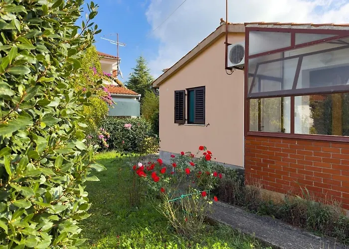 Будинок відпочинку Small House Near The Sea Пула