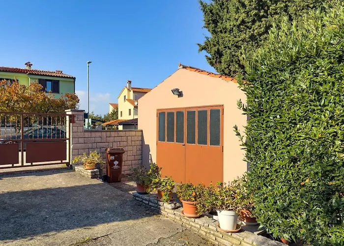 Small House Near The Sea * Pola