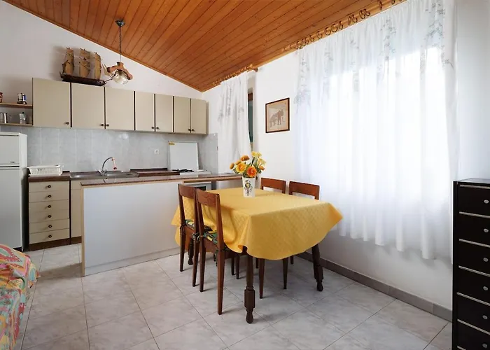 Small House Near The Sea Будинок відпочинку Пула